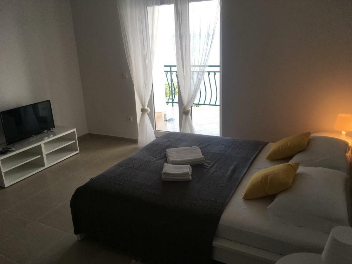 File Five Apartment